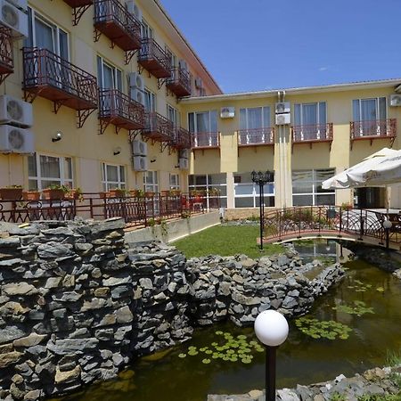 Hotel Intim Костинешти Экстерьер фото