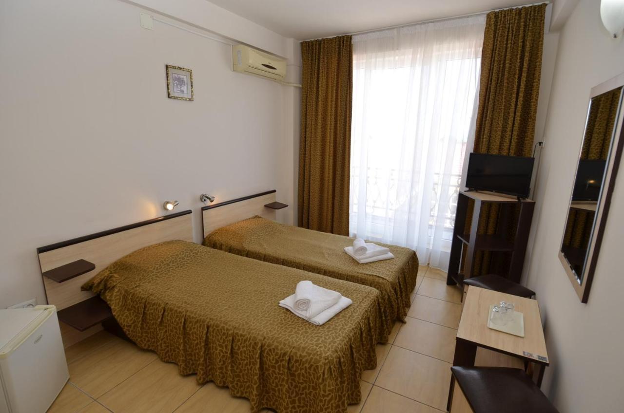 Hotel Intim Костинешти Экстерьер фото