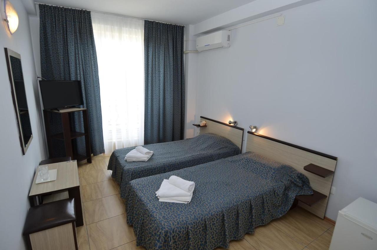 Hotel Intim Костинешти Экстерьер фото